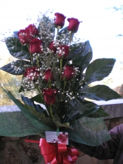 Ramo 12 rosas rojas diseado con hojas de aralia 30eur