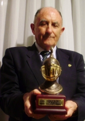 Carlos roces felgueroso con el trofeo infanzones del nalon , concedido a los hermanos felgueroso