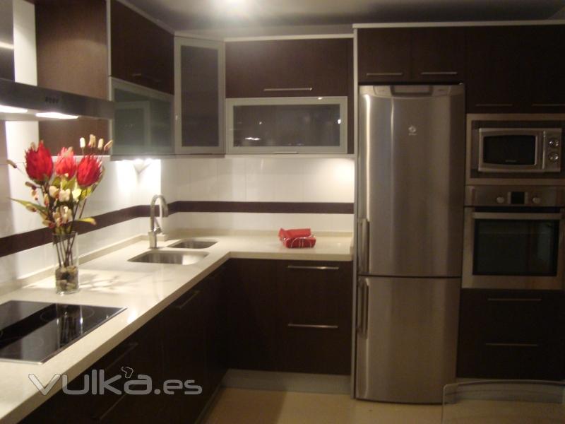 Cocina Combinada en Wengel y Encimera Silestone Mont-Blanc