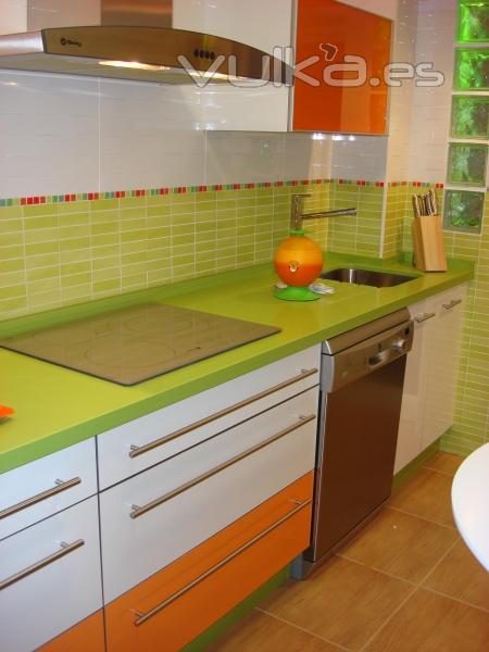 Cocina Moderna combinada Blanco y Naranja con Encimera Silestone Verde Pistacho