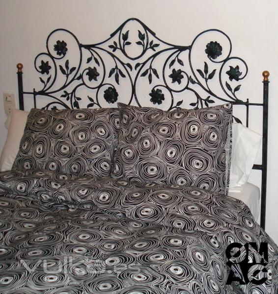Cabezal de cama, diseño de Omac, de hierro patinado.