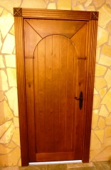 Puerta bajo de duelas con moldura estilo arco arabe