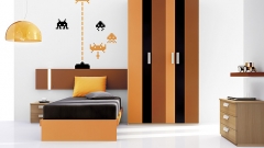 Muebles juveniles con vinilos decorativos y armario a franjas verticales