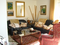 Cortinas en lino, mantas y cojines estilo provenzal con pasamaneria