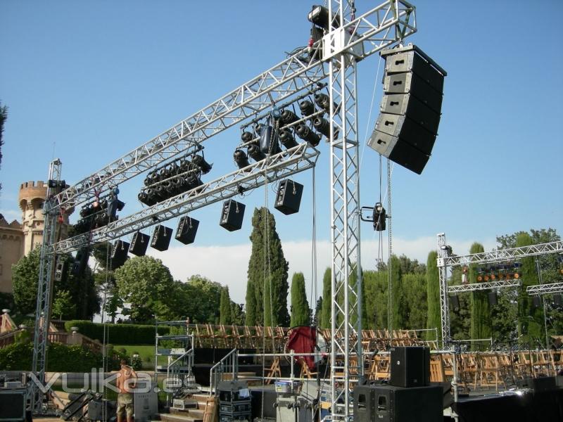 Estructura de elevacion con equipo de sonido Line Array e iluminacion convencional  