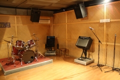 Buck ensayo de 35m² equipado con equipo de voces , ampli de bajo 2 amplis de guitarra y bateria