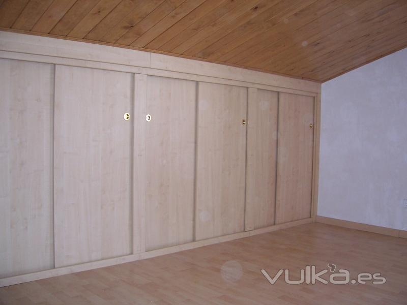 Buardilla con techo de madera, parquet, i armario, todo rustic osona.