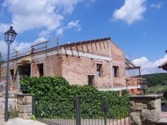 Casa con tejado de madera, en construccion.