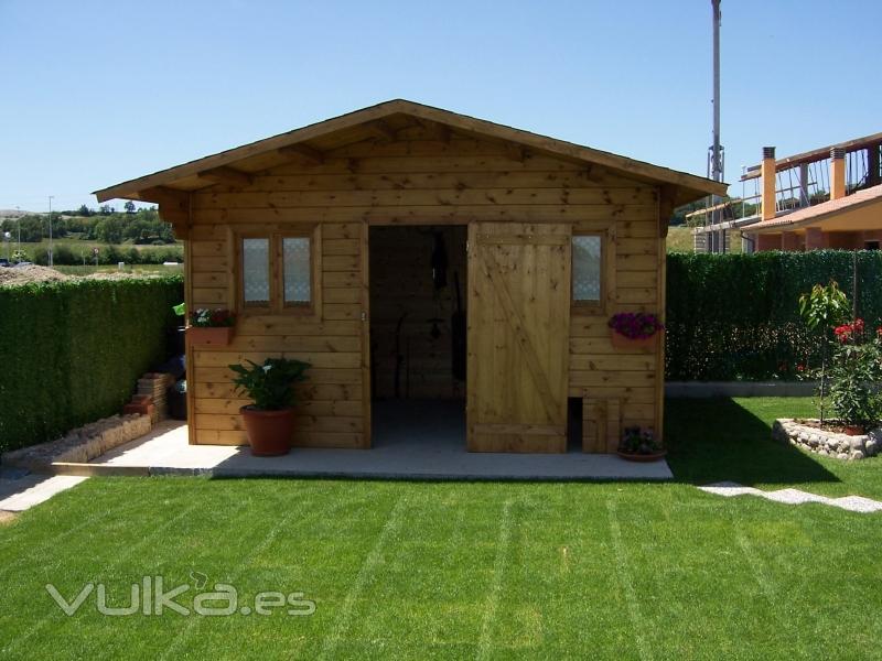 Casita de madera a medida con entrada para perro, en jardin.