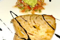 Filete de atun con pico de gallo y guacamole