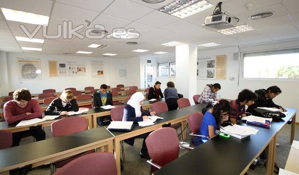 Estudiantes en el Aula 8 del Padre Rubio Hall