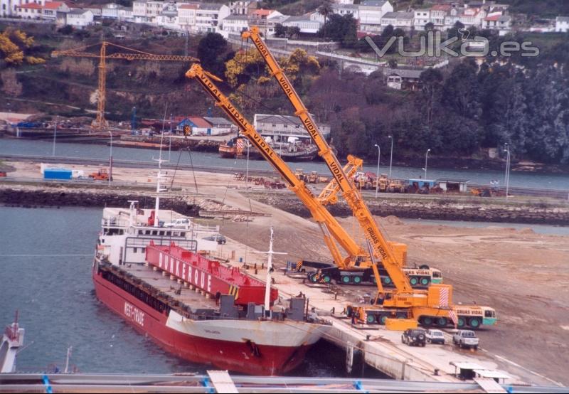 Cargando un barco con 2 gras de 500 Tm.