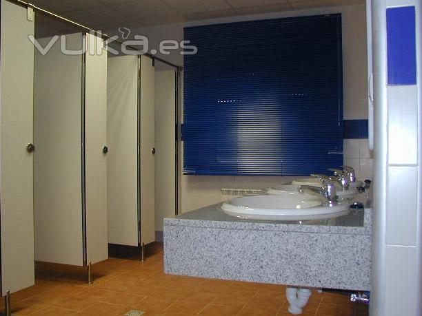 Baños que utilizan las habitaciones grandes de literas. Son baños amplios y muy cómodos