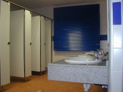 Baños que utilizan las habitaciones grandes de literas. Son baños amplios y muy cómodos