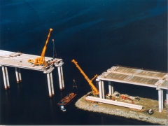 Montaje de puente sobre autopista en ferrol (dos gruas de 500 tm y conjunto  tractocamion-gondola intermedia-dolly)
