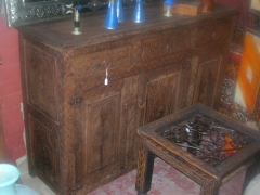 Mueble tallado de madera de cedro