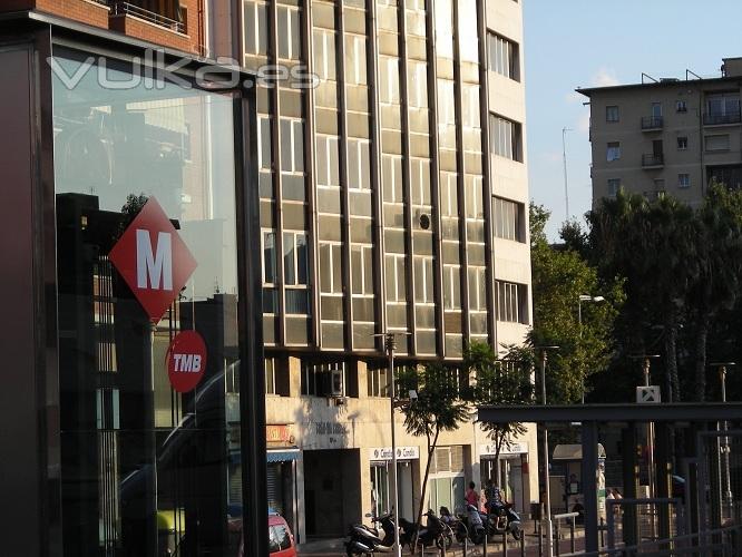 Aula de Millora / Aula de Mejora est a pie del Metro L4 y Tram T5.