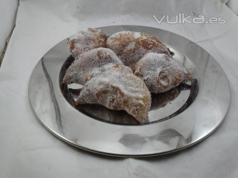 Empanadillas fritas rellenas de cabello de angel,canela y almendras