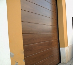 Puerta seccional imitación madera