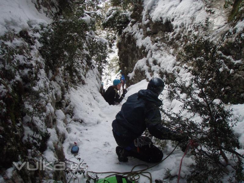 Rapel sobre nieve en el Barranco del Basender