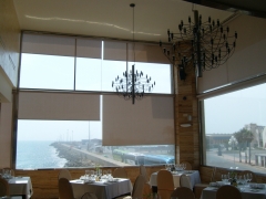 Estores enrollables con motor en restaurante de alicante