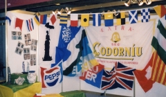 estand en feria, todas las banderas están realizadas en sistema artesanal