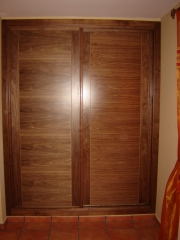 Frente de armario en nogal con dos puertas corredera