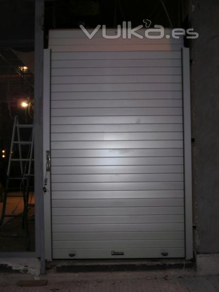 Puerta enrollable de aluminio COLLBAIX