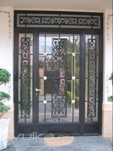 Puerta adornada con piezas ornamentales de OMAC y cristal trasero.