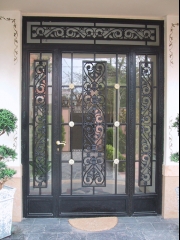 Puerta adornada con piezas ornamentales de omac y cristal trasero