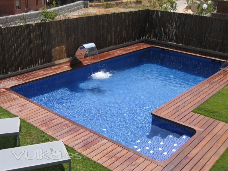 Piscina rectangular con caon de agua