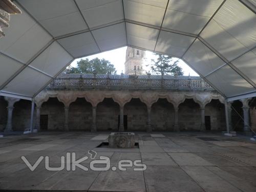 carpa adaptada a un claustro