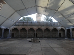 Carpa adaptada a un claustro