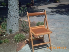 Silla de madera con asiento y espalda tapizados