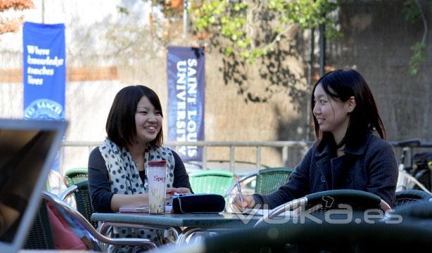 Estudiantes por los patios del campus