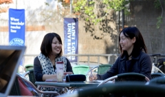 Estudiantes por los patios del campus