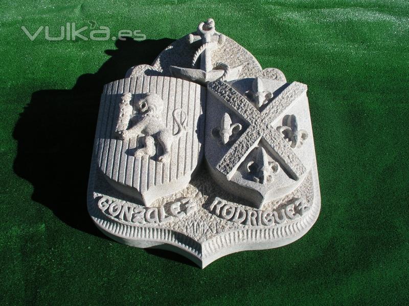 Escudo Heraldico Doble Tallado en Piedra Medidas 70 x 22 x 87 cm.Diseño Exclusivo. .