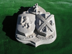 Escudo heraldico doble tallado en piedra medidas 70 x 22 x 87 cm.diseo exclusivo. .