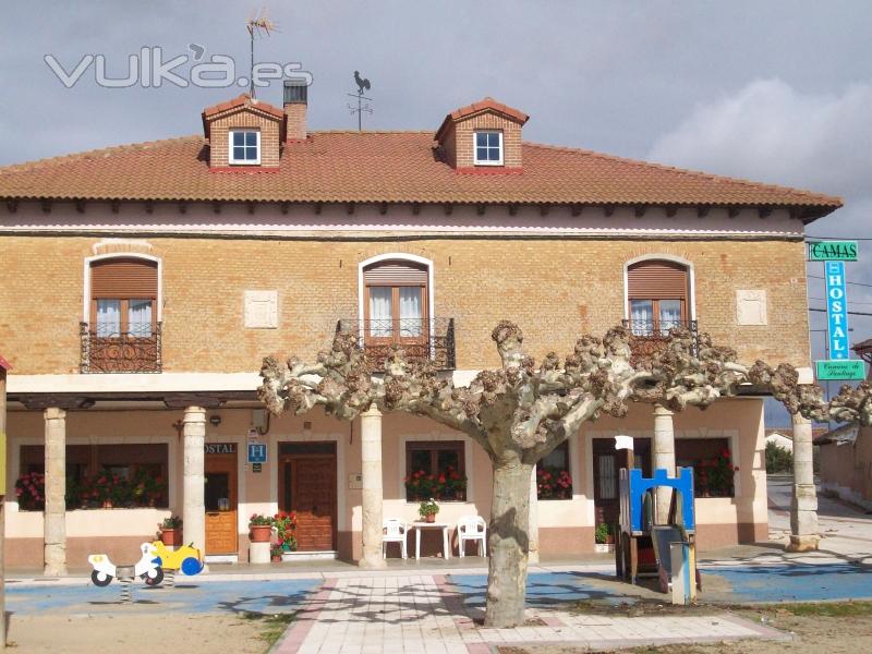 Fachada y parque hostal camino de santiago