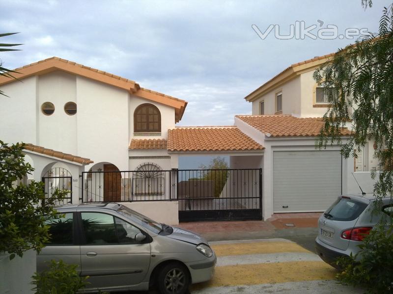 CERRAMIENTO TECHO PERGOLA CON PUERTA SECCIONAL