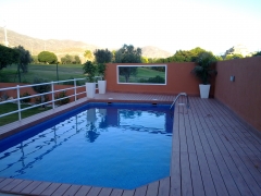 Piscina en complejo deportivo envia golf