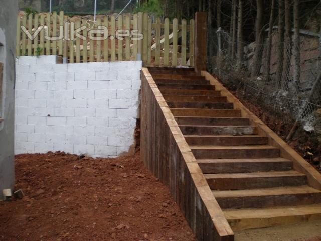 Instalacin de una escalera de madera tropical y valla