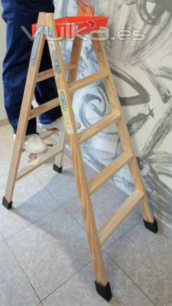 La escalera de madera de pintor Plabell de peldaño ancho es exclusiva en el mercado por su doble uso