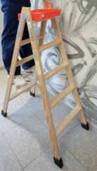 La escalera de madera de pintor plabell de peldao ancho es exclusiva en el mercado por su doble uso