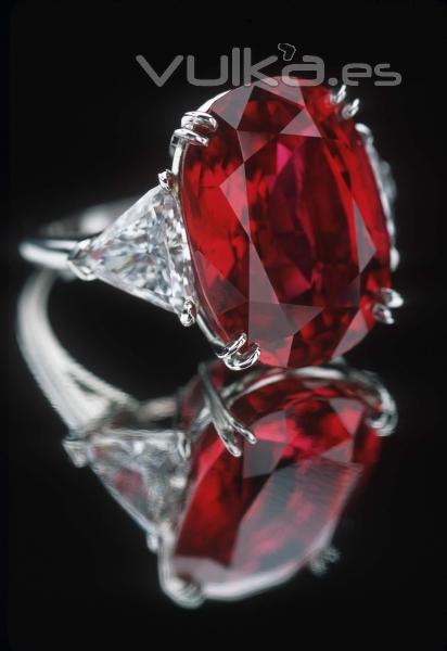 anillo de compromiso con rub de 12 ktes y dos diamantes talla triangulo