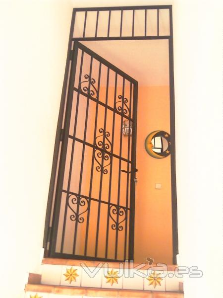 Puerta tipo verja de hierro macizo con cierre de seguridad