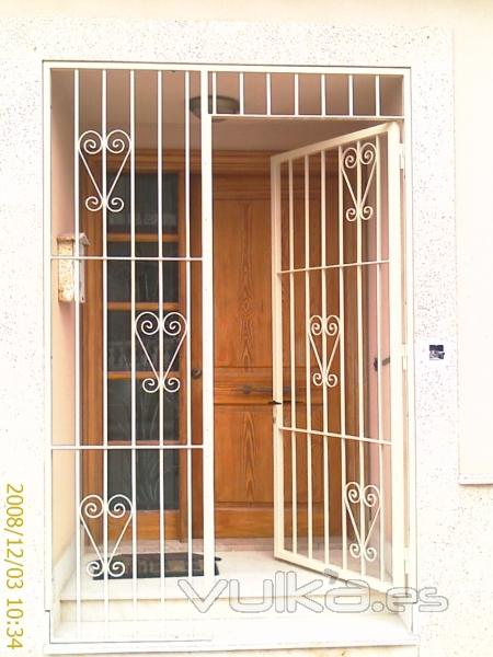 Puerta tipo verja con fijo lateral en hierro macizo