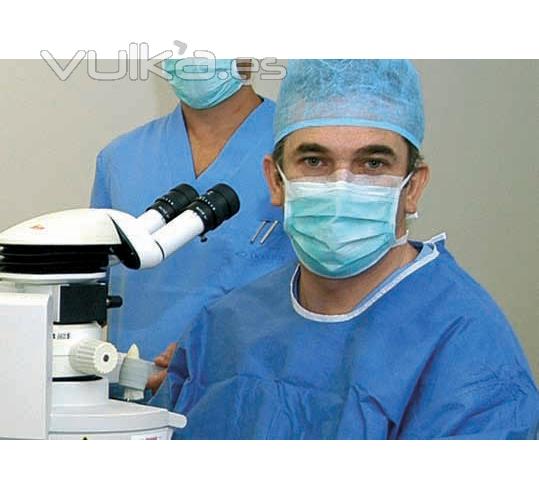 El Dr. Pedro Caro implantando una ICL