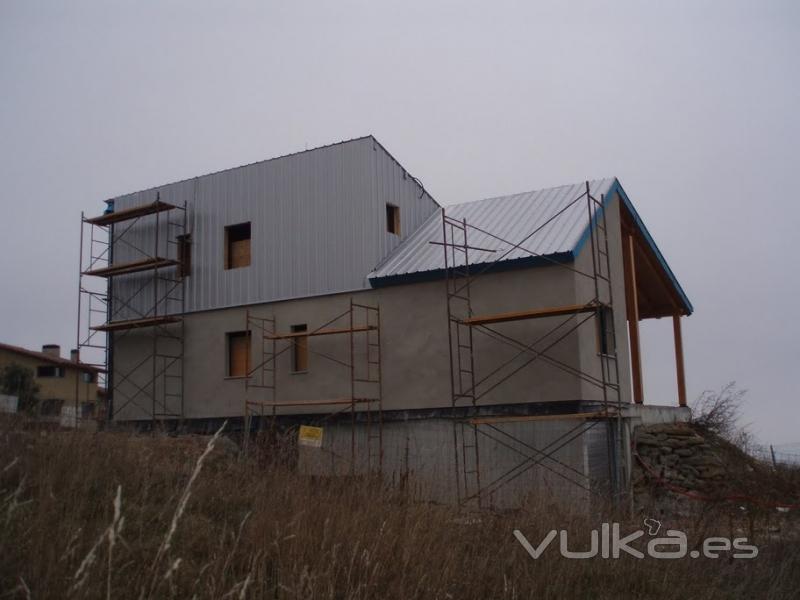 Casa estructura de madera, con fachada de ladrillo y cubierta de chapa