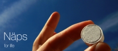Del tamano de una moneda y sin embargo es una toallita para mil ocasiones